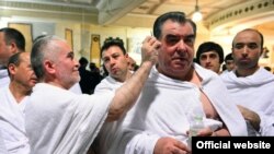 Ҳаҷҷи умраи Эмомалӣ Раҳмон ҳамроҳи хонаводааш