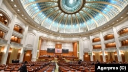 Parlamentarii români depun jurământul de credință.