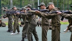 Дети во время летней военно-патриотической смены "Время юных героев" в детском лагере "Чайка", Татарстан, 2025 год. 