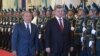 Президент Казахстана Нурсултан Назарбаев (слева) и президент Украины Петр Порошенко в резиденции Акорда. Астана, 9 октября 2015 года.
