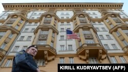 یک پلیس روس در حال گشت‌زنی در خیابان مقابل سفارت آمریکا در مسکو.
