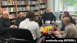 Былыя палітзьняволеныя сустракаюцца са Сьвятланай Ціханоўскай у Вільні. 21 чэрвеня. 