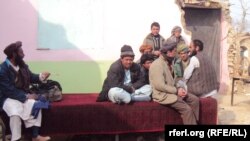 آرشیف، شماری از افراد بیکار در ولایت سرپل. عکس جنبه تزئینی دارد.