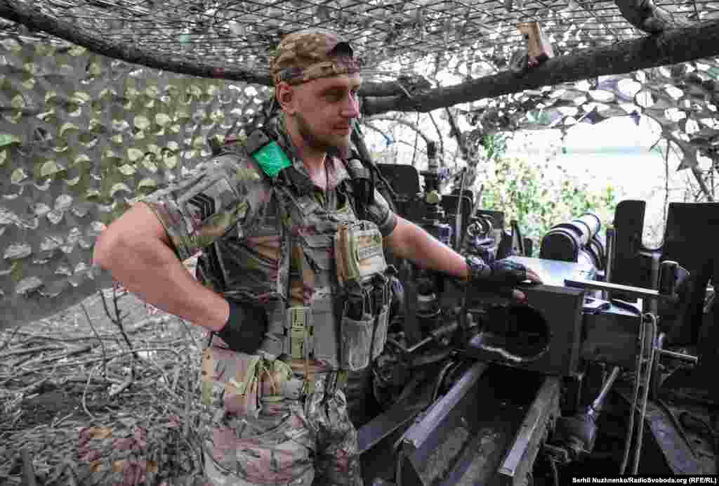 Dmitro, voluntar de 31 de ani care a luptat inițial la infanterie înainte de a deveni comandant de artilerie, reflectă asupra traseului său. „Am început ca infanterist, apoi am devenit artilerist, iar acum sunt comandant. Așa merge treaba”.