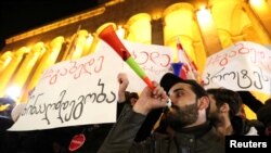 Протестиращите в Тбилиси настояват за предсрочни избори