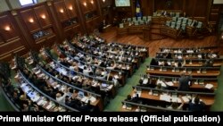 Kosovë: deputetë të Kuvendit të Kosovës, gjatë një seance plenare (qershor 2021). 