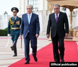 Касым-Жомарт Токаев, президент Казахстана, и Эмомали Рахмон, президент Таджикистана. Душанбе, 19 мая 2021 года.