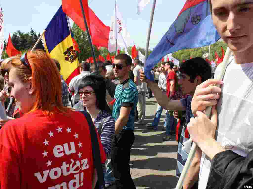 Farmecul discret al ”secerii&ciocanului” din lozinca patriotică