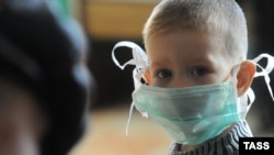 Russia -- A boy wears mask as swine flu spreads through the city of Chita, 29Oct2009
