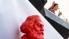 Sahra Wagenknecht și statuia lui Karl Marx (imagine de arhivă)