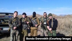Бондо Доровських (крайній праворуч) та інші бойовики під Алчевськом