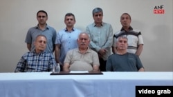 عبدالله اوجالان (نفر وسط نشسته) در سال ۱۹۹۹ توسط نیروهای امنیتی ترکیه بازداشت شد و از آن زمان در حال گذراندن حکم حبس ابد است