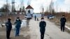 Снимката е направена пред трудовата колония ИК-2 на 6 април.
