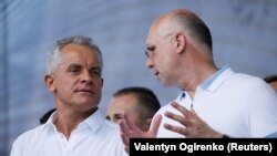 Când Pavel Filip (dreapta) împărțea aceeași tribună și același discurs politic cu Vladimir Plahotniuc, 9 iunie 2019