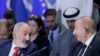 Ermenistanyň premýer-ministri Nikol Paşinýan (çepde) hem-de Azerbaýjanyň prezidenti Ilham Aliýew. Arhiw suraty.
