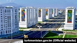 Вид на статую алабая в столице Туркменистана Ашхабаде, ноябрь 2020 года