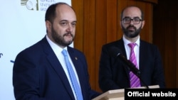 Նախարար Արայիկ Հարությունյանը (ձ) և Սունդուկյանի անվան թատրոնի տնօրեն Վարդան Մկրտչյանը: