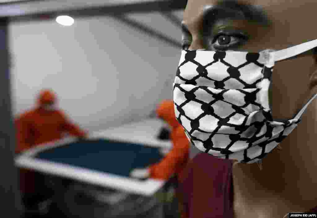 Maska sa šarama kefije, marame koju Palestinci nose kao simbol patnje. Ova maska nalazi se na lutki u izlogu jedne krojačnice u Palestini u izbegličkom kampu Burj al Barjaneh u Libanu. &nbsp;