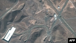 Această imagine prin satelit oferită de Maxar Technologies arată camioane de marfă poziționate lângă o intrare subterană a Uzinei de îmbogățire a combustibilului Fordo (FFEP) din Iran - Fordo, Iran, 20 iunie 2025.