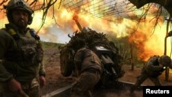 Українські військовослужбовці ведуть вогонь з гаубиці Д-30 по російських військах на передовій, 6 травня 2023 року