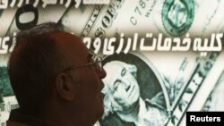 مردی در مقابل مغازه صرافی در شمال تهران
