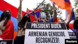 Članovi jermenske dijaspore ispred turske ambasade nakon što je američki predsjednik Joe Biden prepoznao da su masakri nad Armencima 1915. godine u Osmanskom carstvu predstavljali genocid, Washington 24. aprila 2021. 