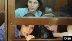 Члени групи Pussy Riot в залі суду у Москві, 30 липня 2012 року