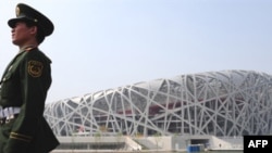 Kineski policajac ispred Nacionalnog olimpijskog stadiona