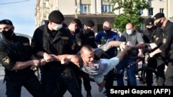 Сотрудники ОМОН Беларуси задержали сторонника оппозиции во время собрания.