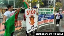 Девиз «Эпоха народа с Аркадагом» выдвинут на фоне небывалого роста протестных настроений против правительства Гурбангулы Бердымухамедова
