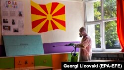 Një punëtor dezinfekton një klasë në një shkollë fillore në Shkup. 15 shtator 2020. 