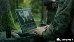 Se pare că e un grup de hackeri ruși despre care se crede că are legături cu serviciile de informații ale armatei ruse.