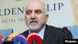 Armenia - Presidential candidate Paruyr Hayrikian gives a press conference in Yerevan, 5Feb2013.
