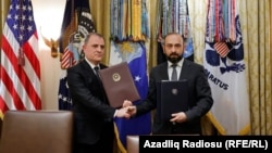Azərbaycanın xarici işlər naziri Ceyhun Bayramov ermənistanlı həmkarı Ararat Mirzoyan ilə sülh sazişini paraflayandan sonra.