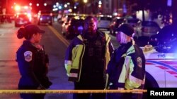 Ofițeri de poliție asigură perimetrul în locul în care doi angajați ai ambasadei Israelului au fost uciși într-un atac armat la Washington, SUA, 21 mai 2025.