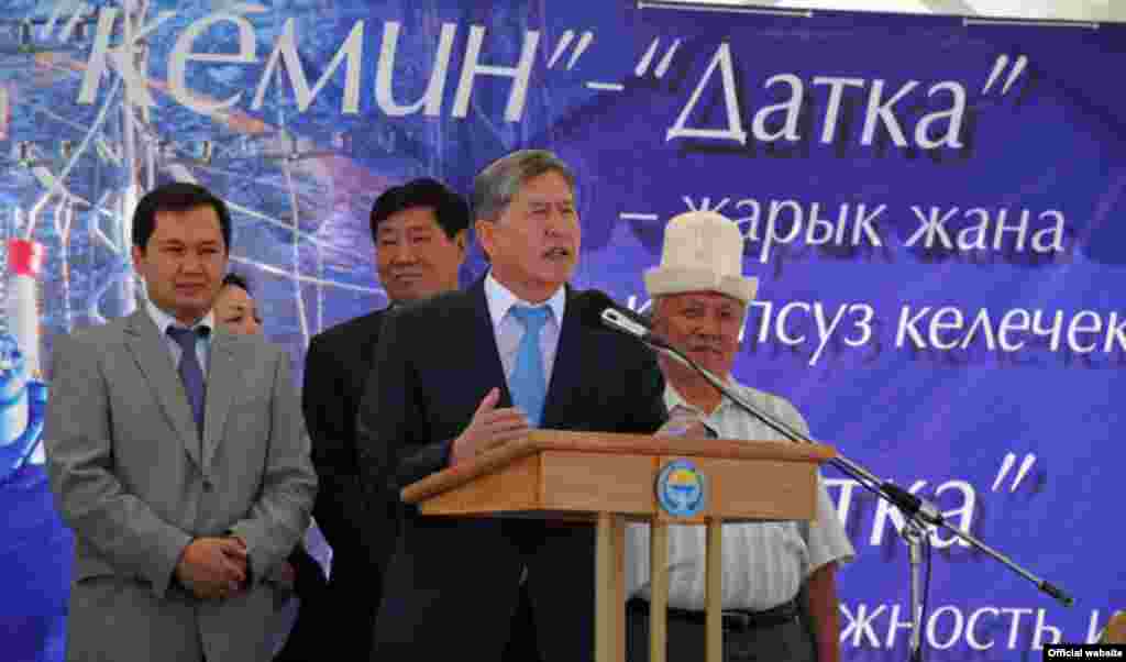 На торжественной церемонии закладки капсулы на месте строительства подстанции "Кемин"
