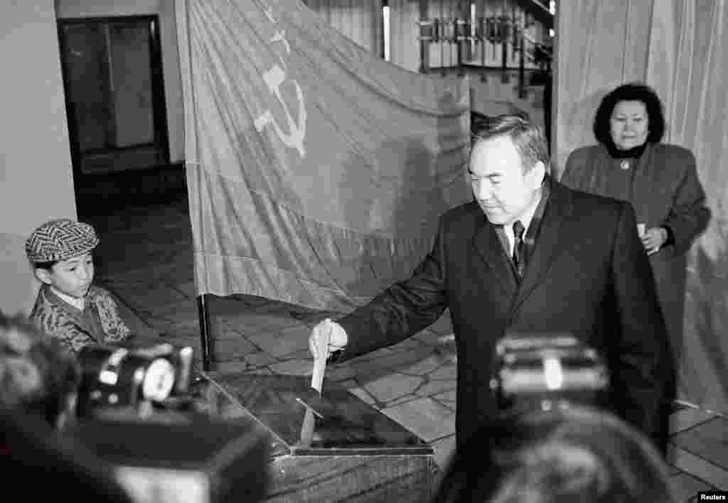 1 декабря 1991 года впервые в истории Казахстана состоялись всенародные президентские выборы. Нурсултан Назарбаев - единственный кандидат, участвовавший в выборах, - был переизбран президентом Казахской ССР. На снимке: Нурсултан Назарбаев, безальтернативный кандидат на выборах президента Казахской ССР, на избирательном участке голосует за себя. Справа – его супруга Сара Назарбаева. Алматы, 1 декабря 1991 года. 