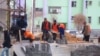 Gazagystanda takmynan 80 müň sany täjik migrantynyň ýaşaýandygy aýdylýar. Olaryň aglaba bölegi bazarlarda we gurluşyk meýdanlarynda işleýärler.