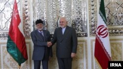 یوسف بن علوی، وزیر خارجه عمان، در یکی از سفرهایش به تهران و دیدار با همتای ایرانی‌اش، محمدجواد ظریف