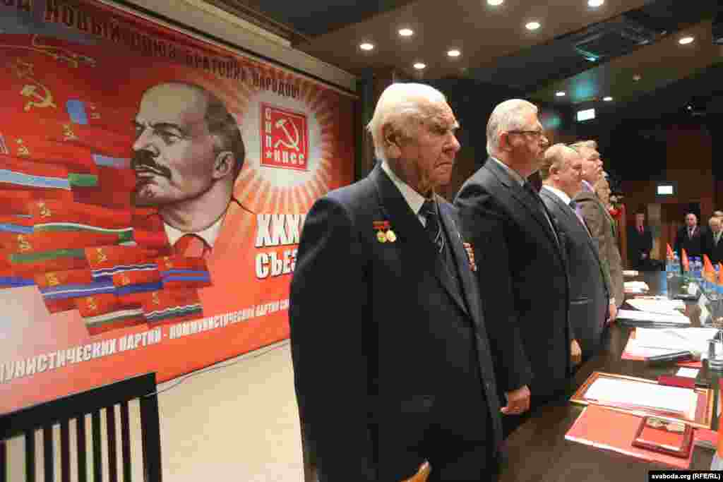 Прэзыдыюм зьезду. На пярэднім пляне былы першы сакратар ЦК КПБ, герой сацыялістычнай працы Мікалай Сьлюнькоў, за ім Ігар Карпенка, Генадзь Зюганаў і іншыя