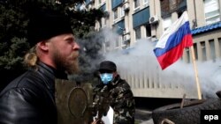 Un preot alături de forțele pro-ruse in Luhansk, 14 aprilie, 2014