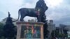 Спомениците на двата лава во боја