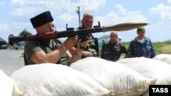 Ополченцы на пограничном пункте "Должанский" на украинско-российской границе. Луганская область, 9 июня 2014