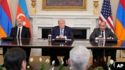 Әзербайжан президенті Илхам Әлиев, АҚШ президенті Дональд Трамп және Армения премьер-министрі Никол Пашинян үшжақты келісімге қол қою рәсімінде. Ақ үй, Вашингтон, 8 тамыз 2025 жыл.
