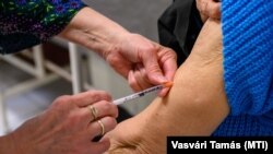 Oltás egy székesfehérvári háziorvos a rendelőjében 2021. március 17-én.