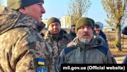 Ukrainanyň goranmak ministri Oleksiý Reznikow Berdýanska sapar edýär. 13-nji noýabr