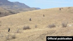 Спасатели во время поисковых работ на территории, перешедшей под контроль Азербайджана. 2021 г.