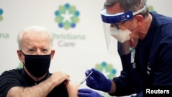 Joe Biden primește a doua doză din vaccinul Covid-19