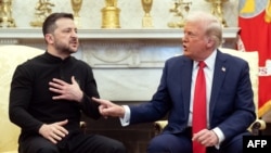 ABŞ-nyň prezidenti Donald Tramp (çepde) we Ukrainanyň prezidenti Wolodymyr Zelenskiý