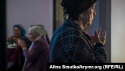 Ahtem Çiygoznıñ anası Aliye doğğan kününde dua ete, Qırım, 2017 senesi fevralniñ 12-si